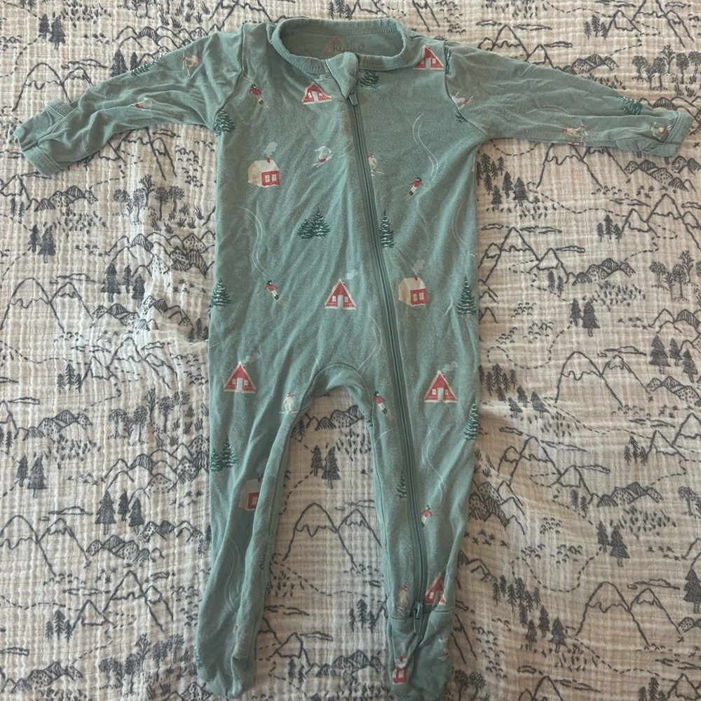 Ski print Kyte baby onesie. 0-3 months.
